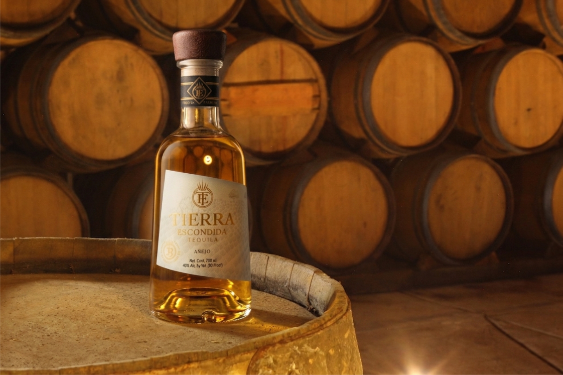 Botella Tierra Escondida sobre barril